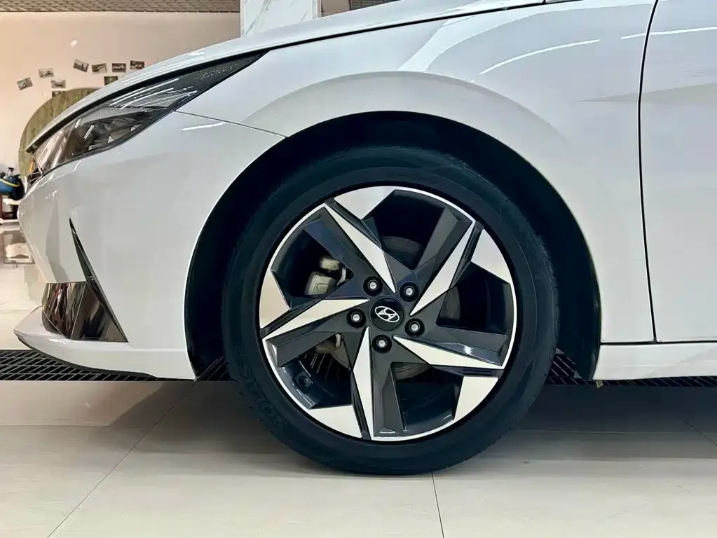 Hyundai Elantra — фото 10