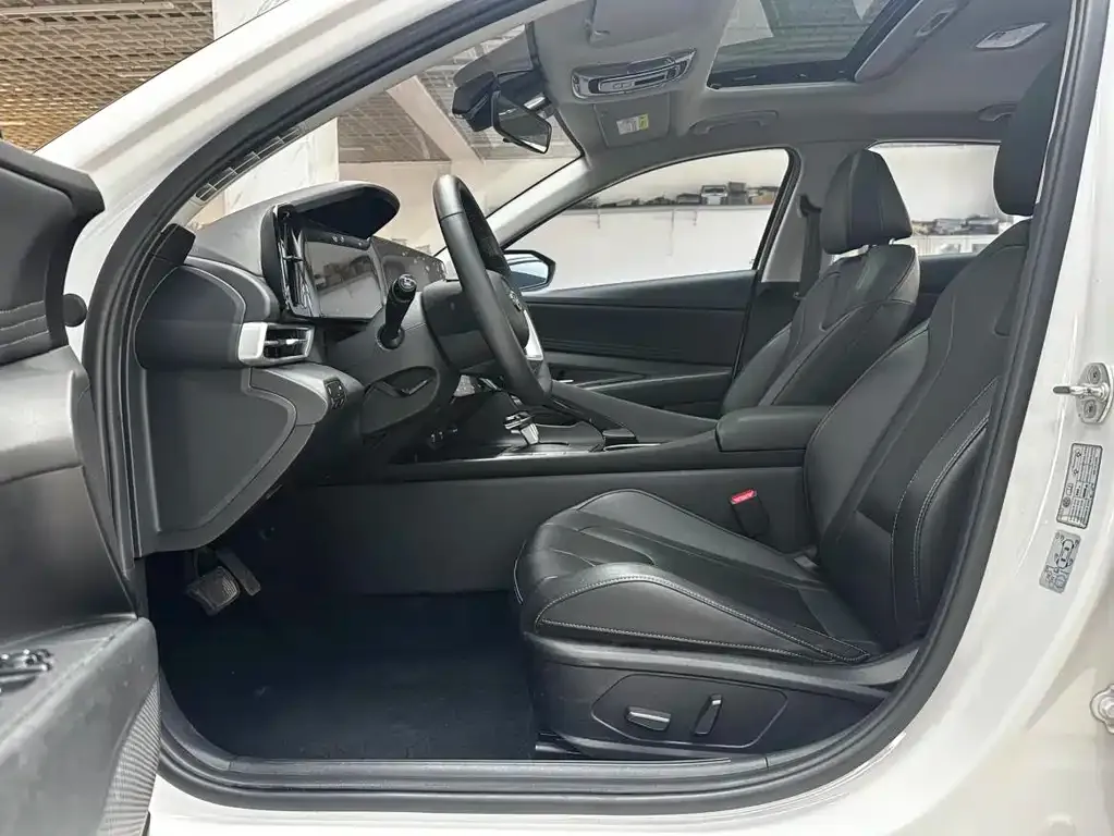 Hyundai Elantra — фото 2