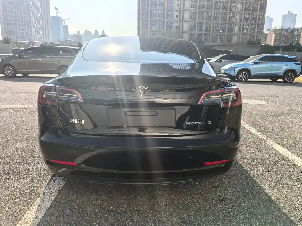 Tesla Model 3 — фото 9