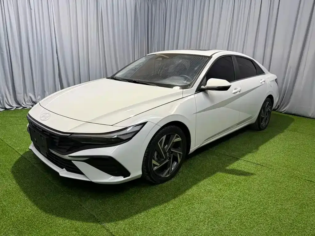 Hyundai Elantra — фото 1
