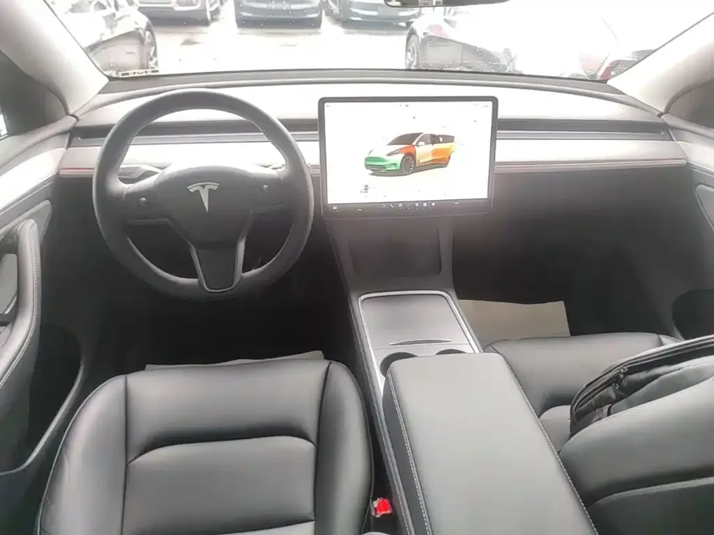 Tesla Model Y — фото 10