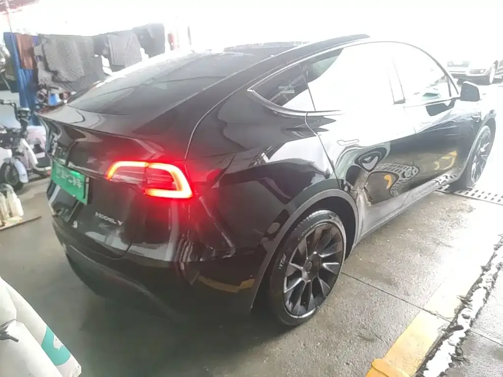 Tesla Model Y — фото 4