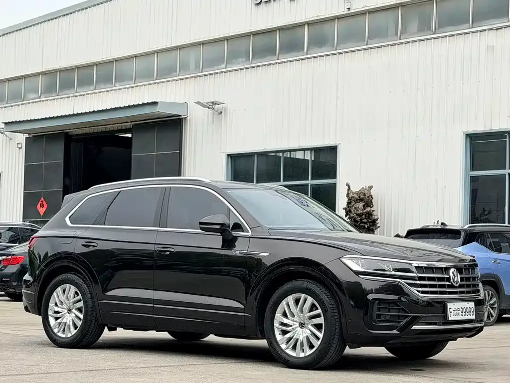 Volkswagen Touareg — фото 1