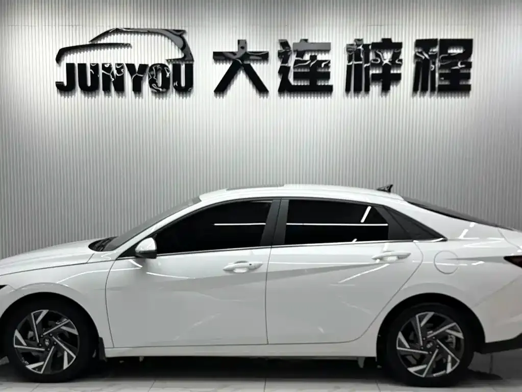 Hyundai Elantra — фото 3