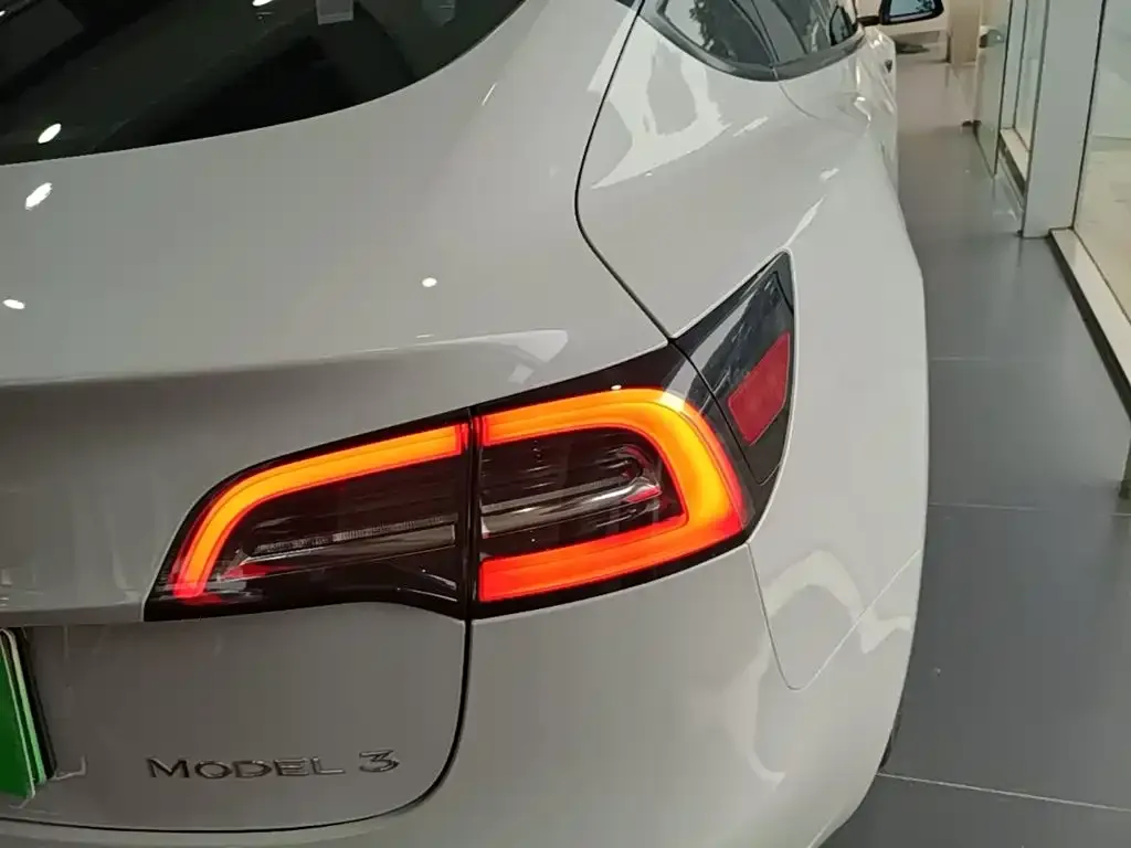 Tesla Model 3 — фото 2