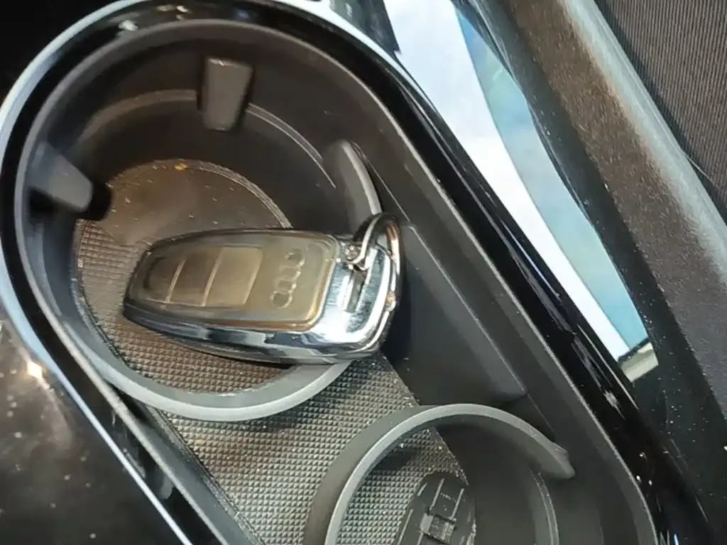 Audi Q4 e-tron — фото 10