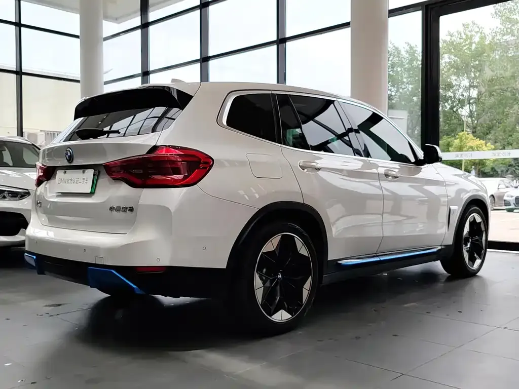 BMW iX3 — фото 9