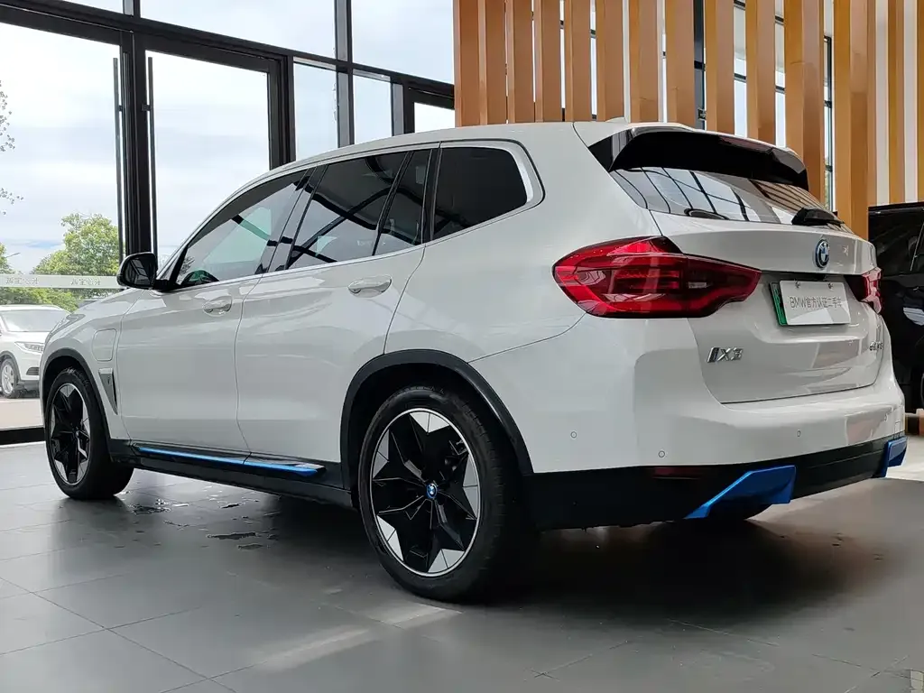 BMW iX3 — фото 8