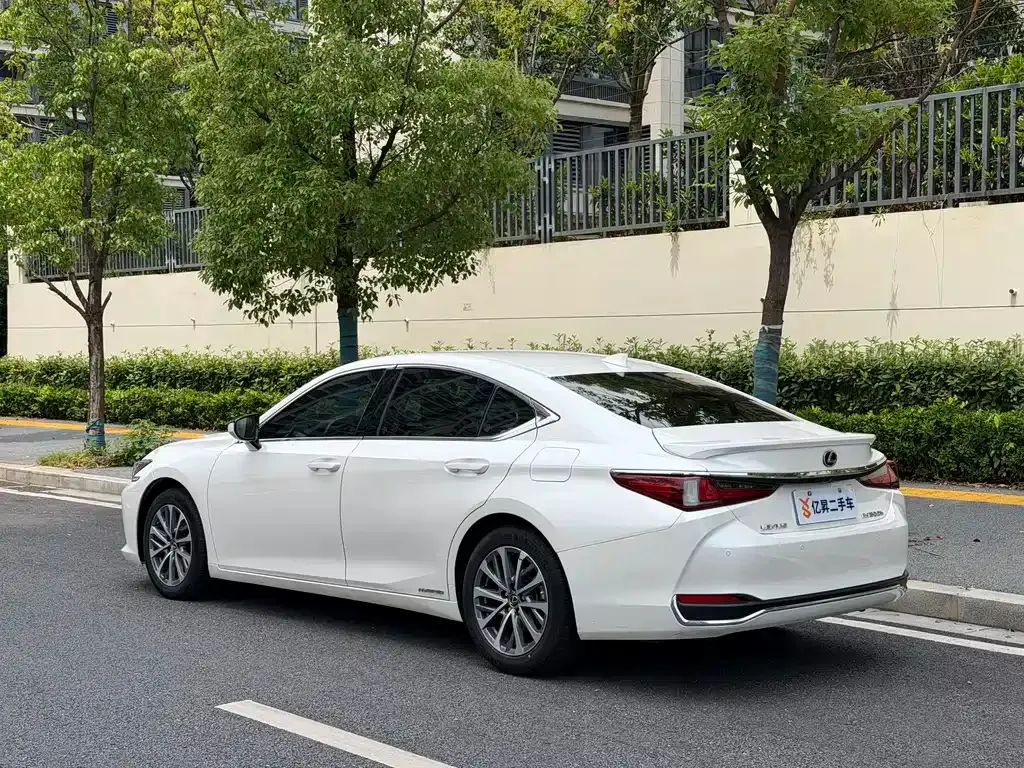 Lexus ES — фото 10