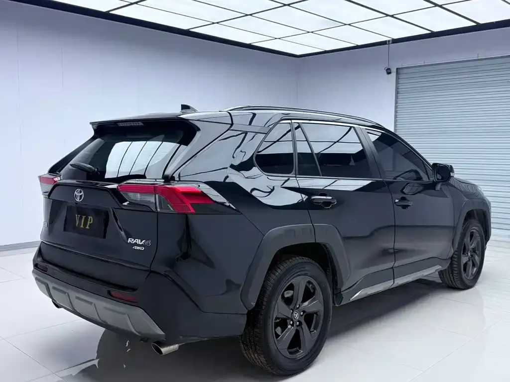 Toyota RAV4 — фото 8
