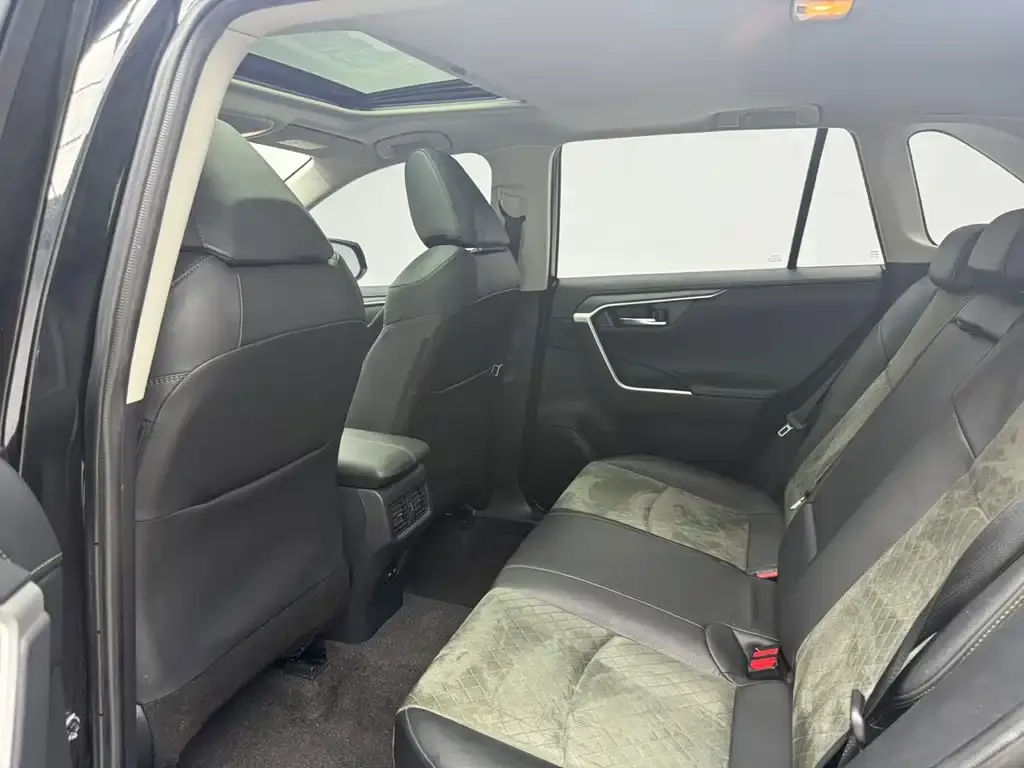 Toyota RAV4 — фото 4