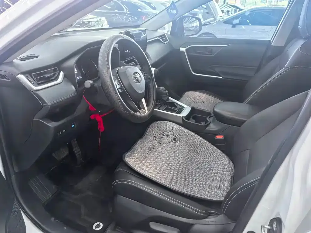 Toyota RAV4 — фото 4