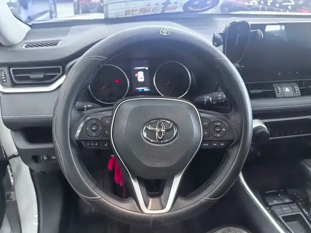 Toyota RAV4 — фото 8