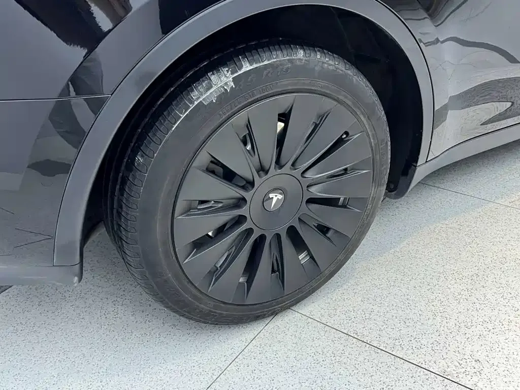 Tesla Model Y — фото 10