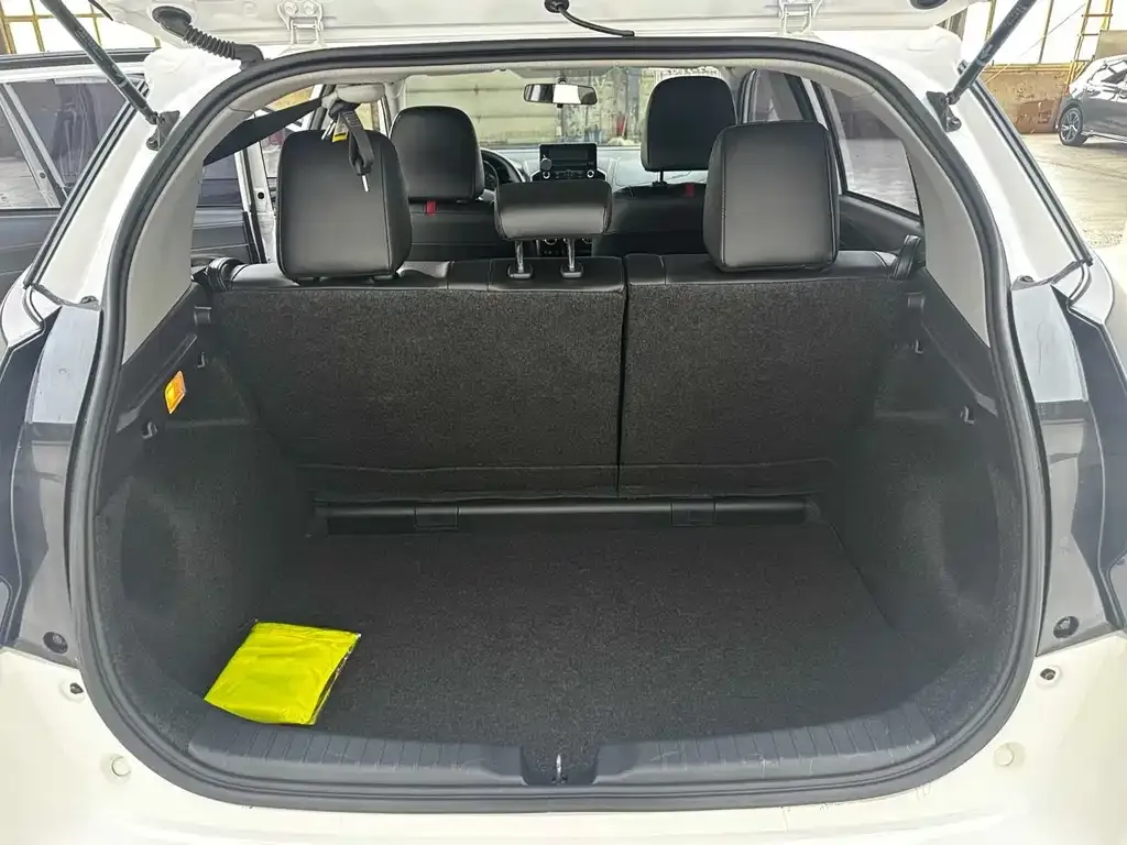 Toyota Yaris L — фото 10