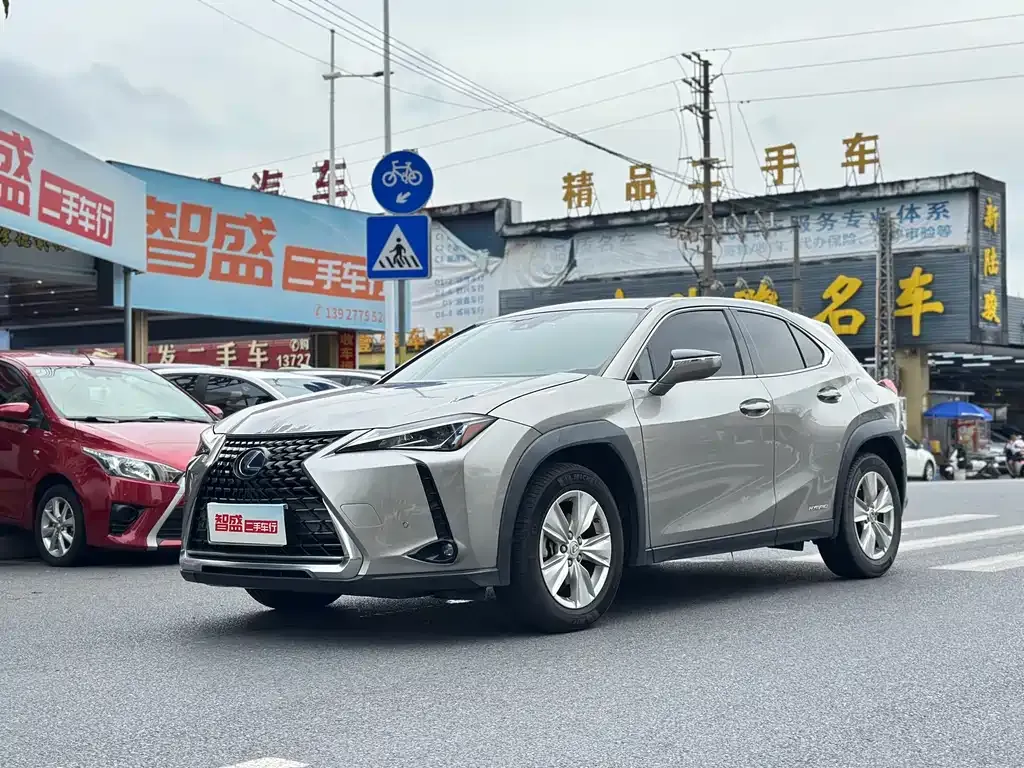 Lexus UX — фото 1