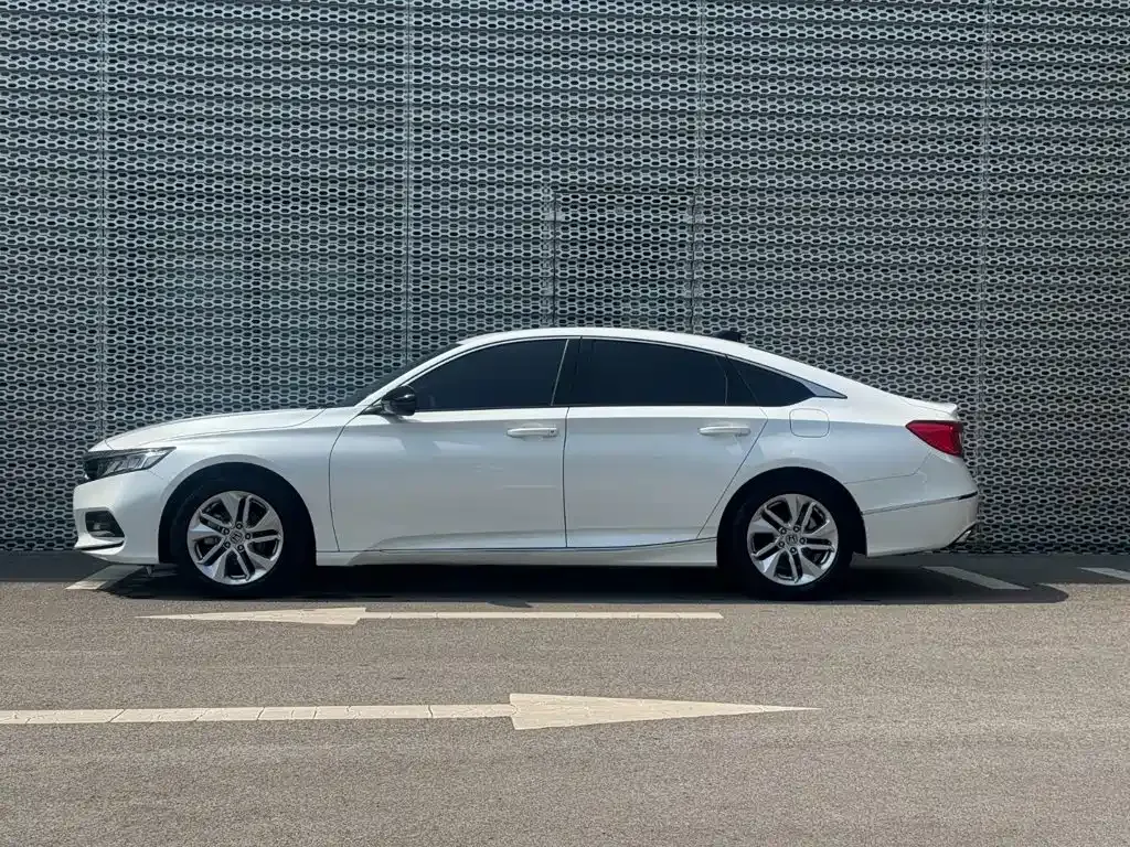 Honda Accord — фото 10