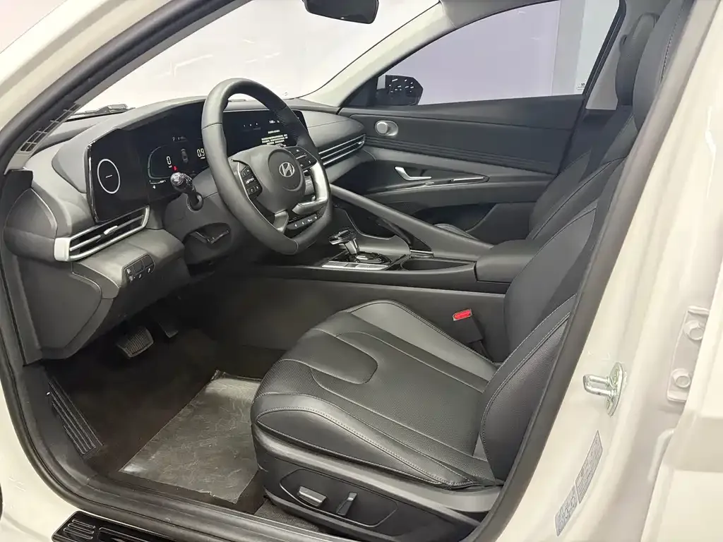 Hyundai Elantra — фото 10