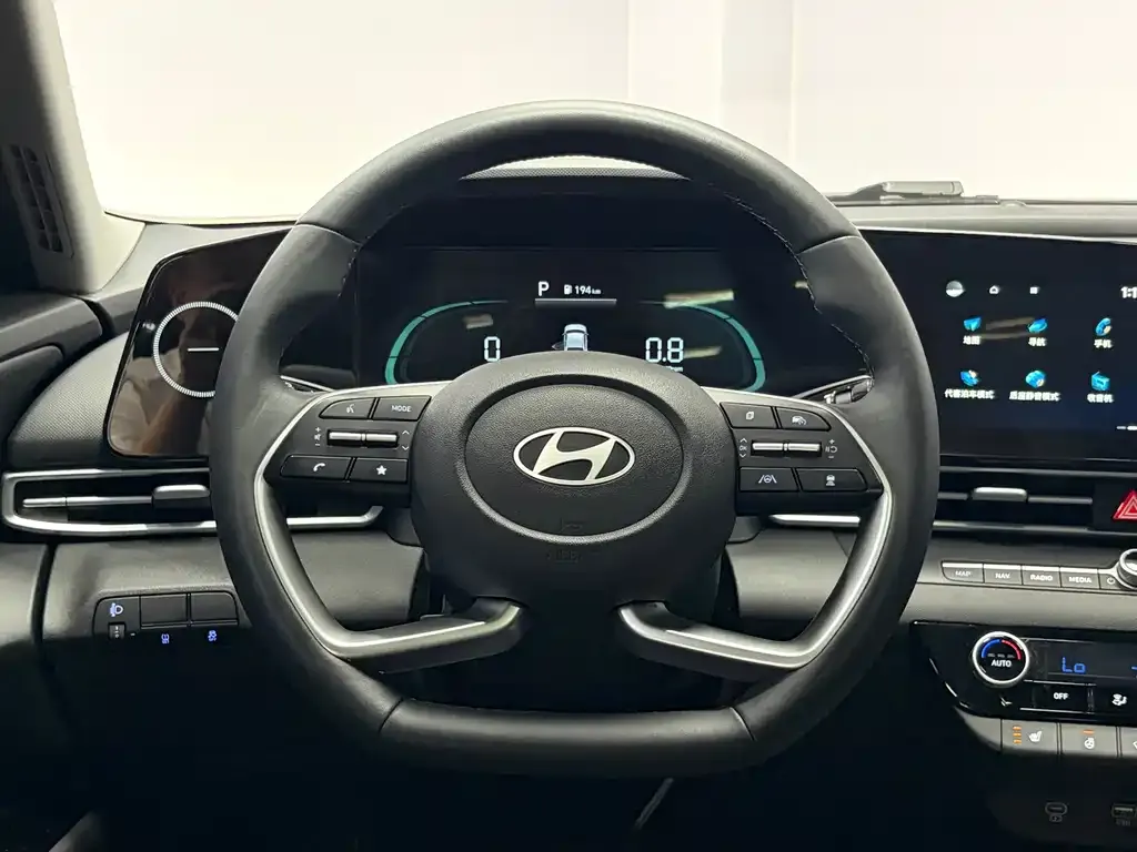 Hyundai Elantra — фото 2