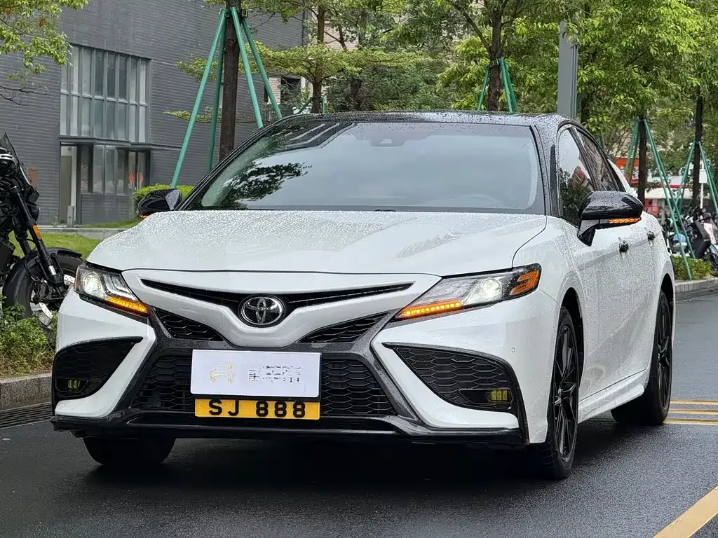 Toyota Camry — фото 1