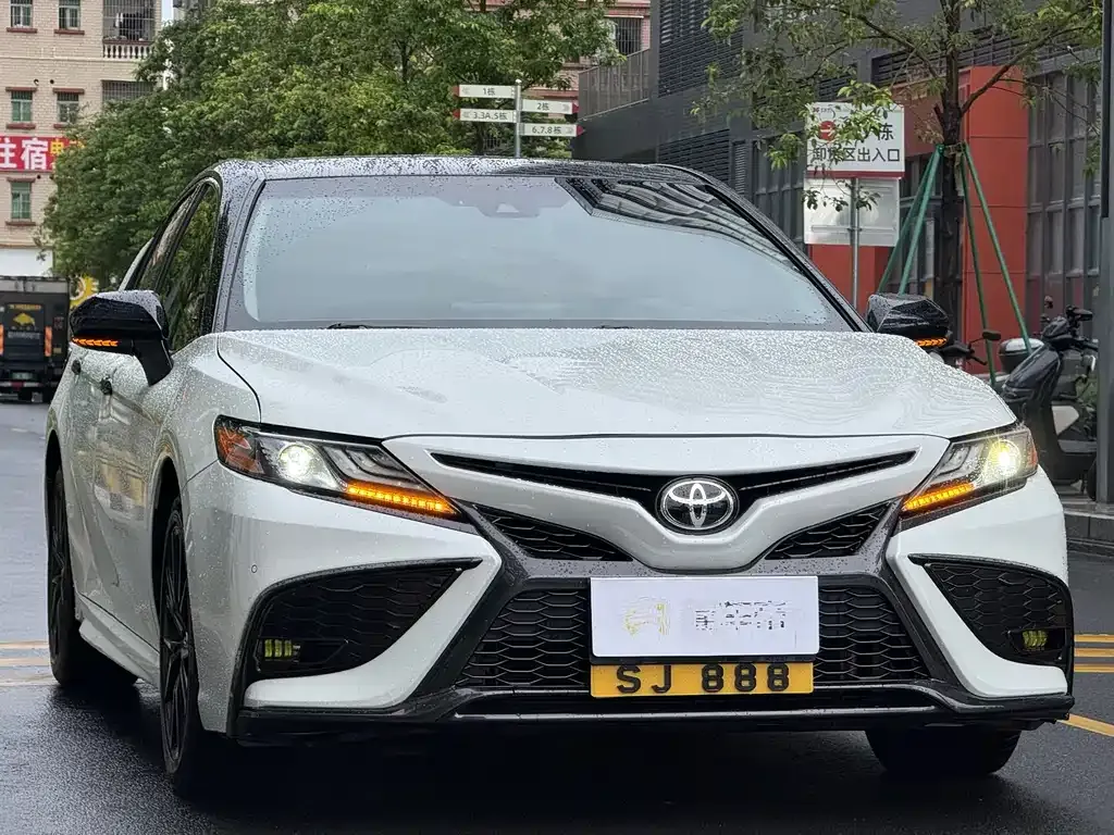 Toyota Camry — фото 3