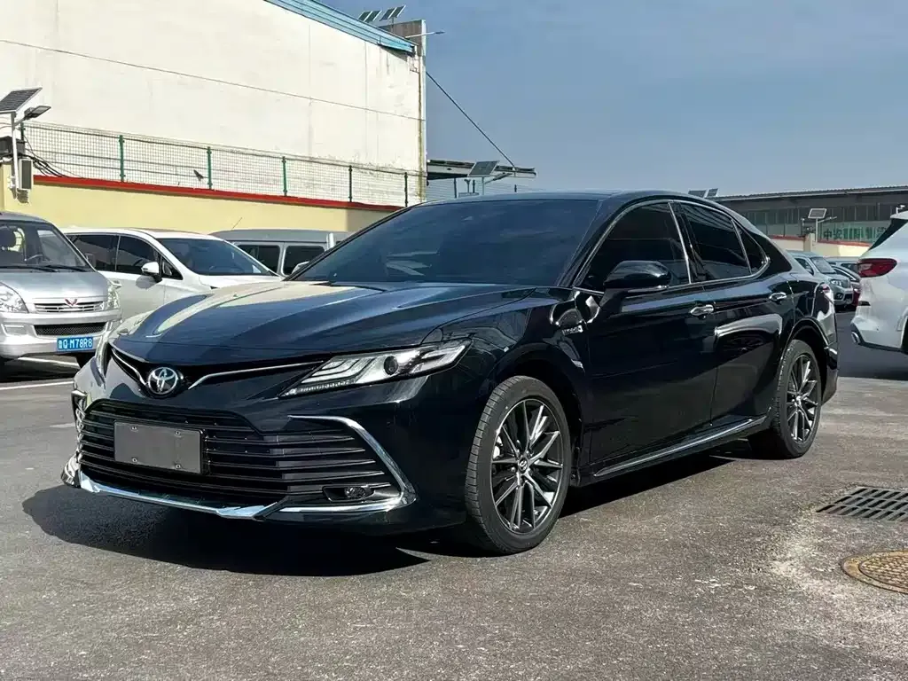 Toyota Camry — фото 1