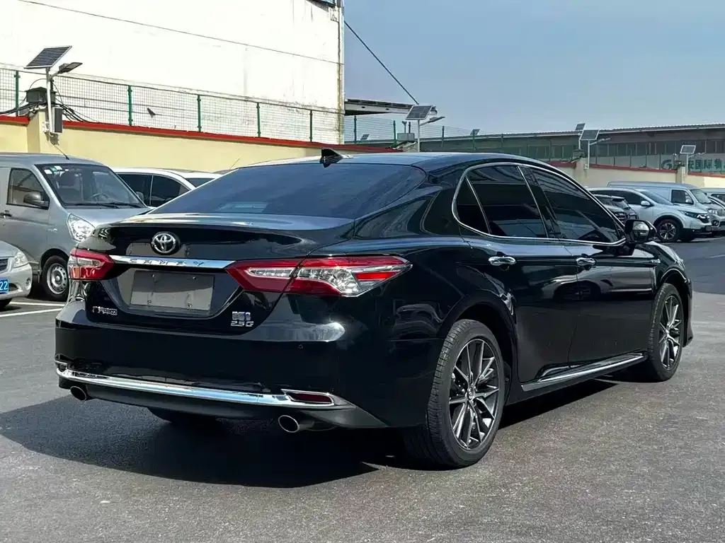 Toyota Camry — фото 2
