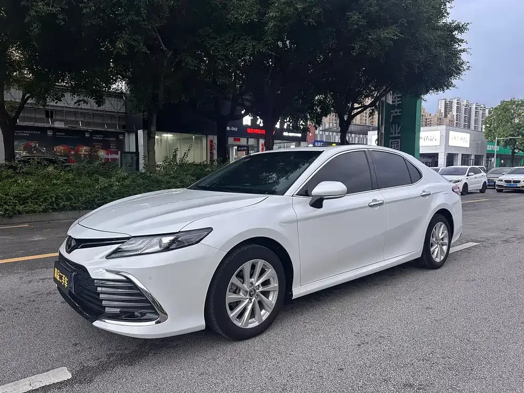 Toyota Camry — фото 1