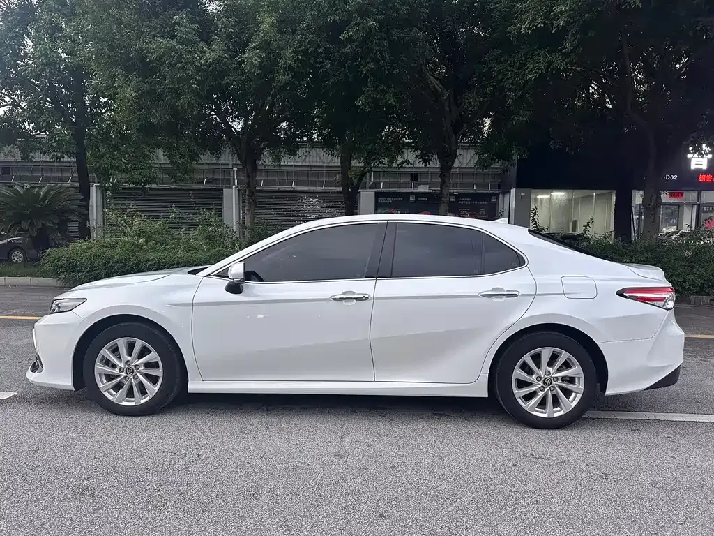 Toyota Camry — фото 10