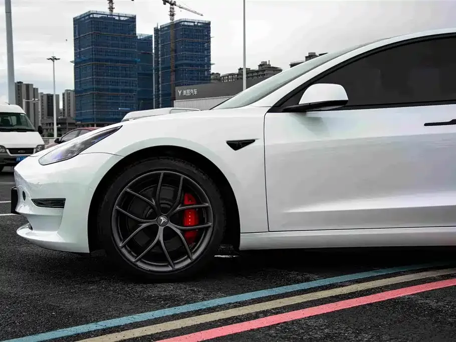 Tesla Model 3 — фото 3