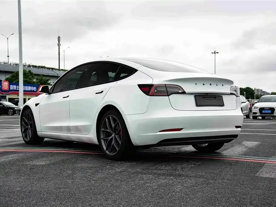 Tesla Model 3 — фото 8