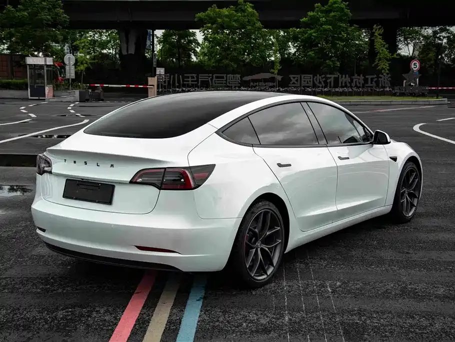 Tesla Model 3 — фото 5