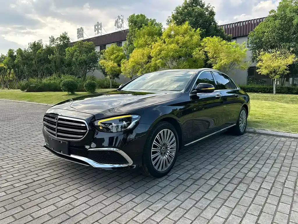 Mercedes-Benz E-Class — фото 1