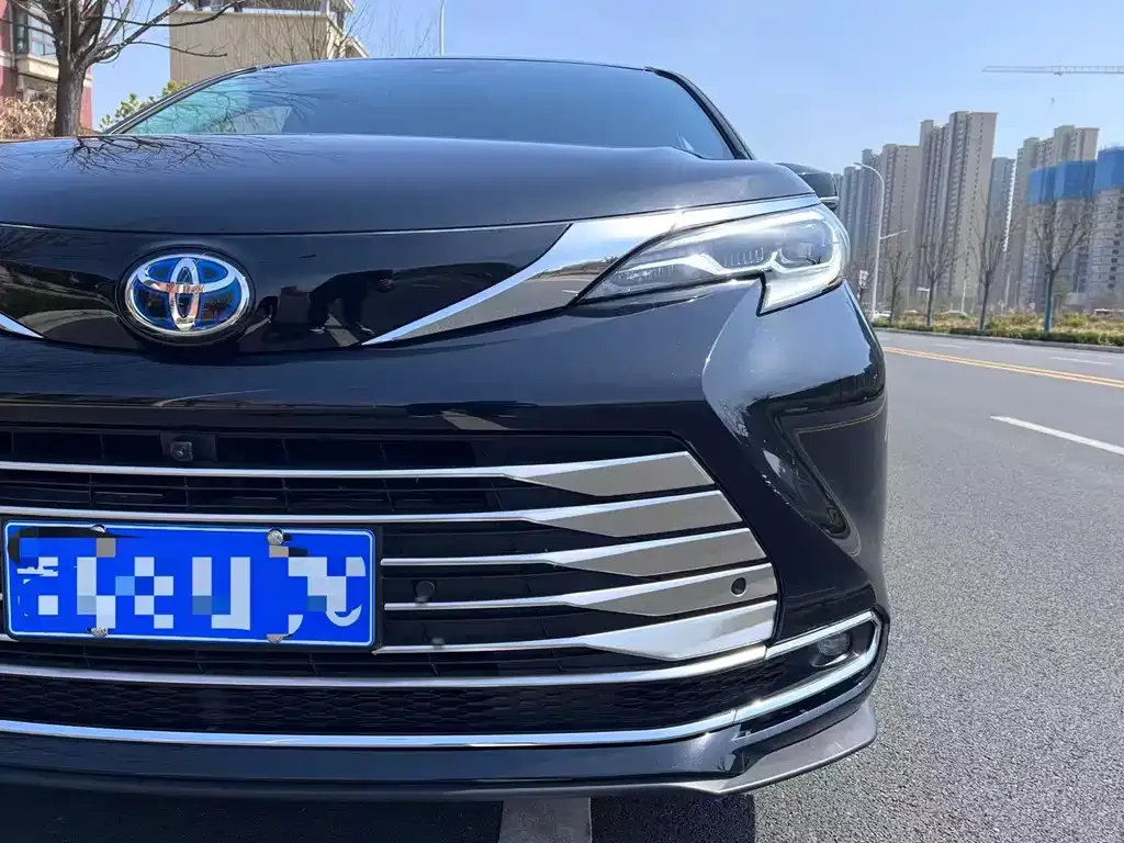 Toyota Sienna — фото 2
