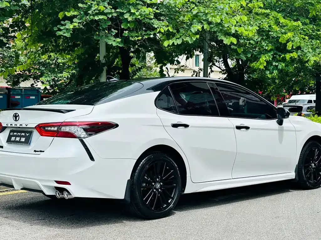 Toyota Camry — фото 5