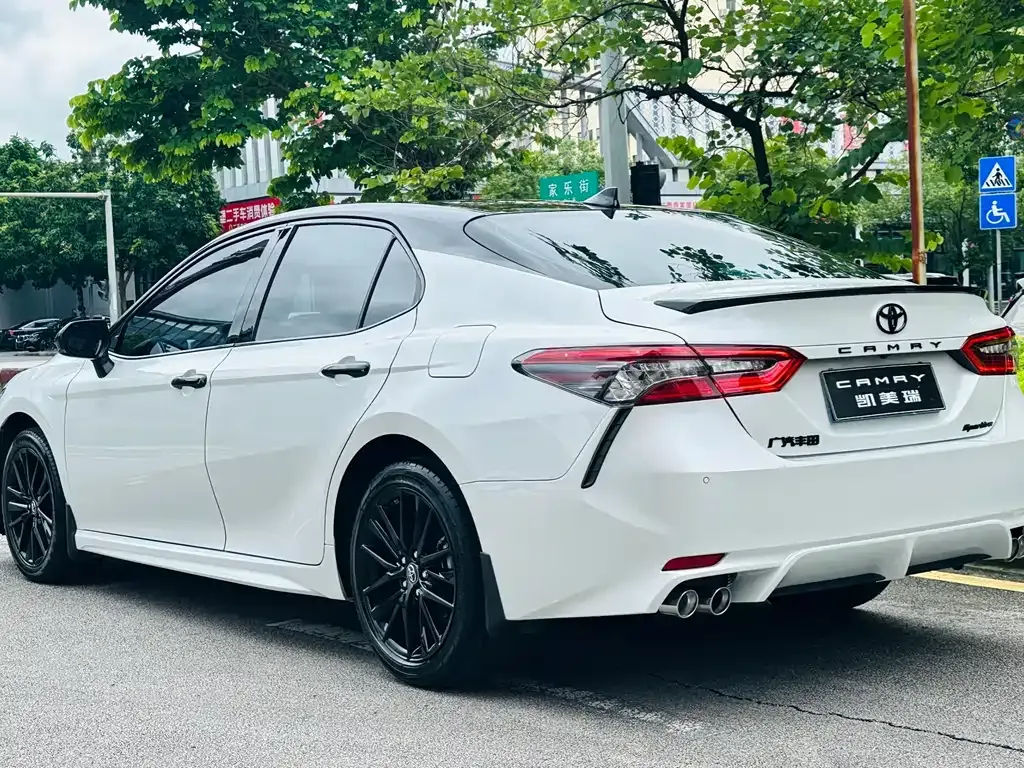 Toyota Camry — фото 7