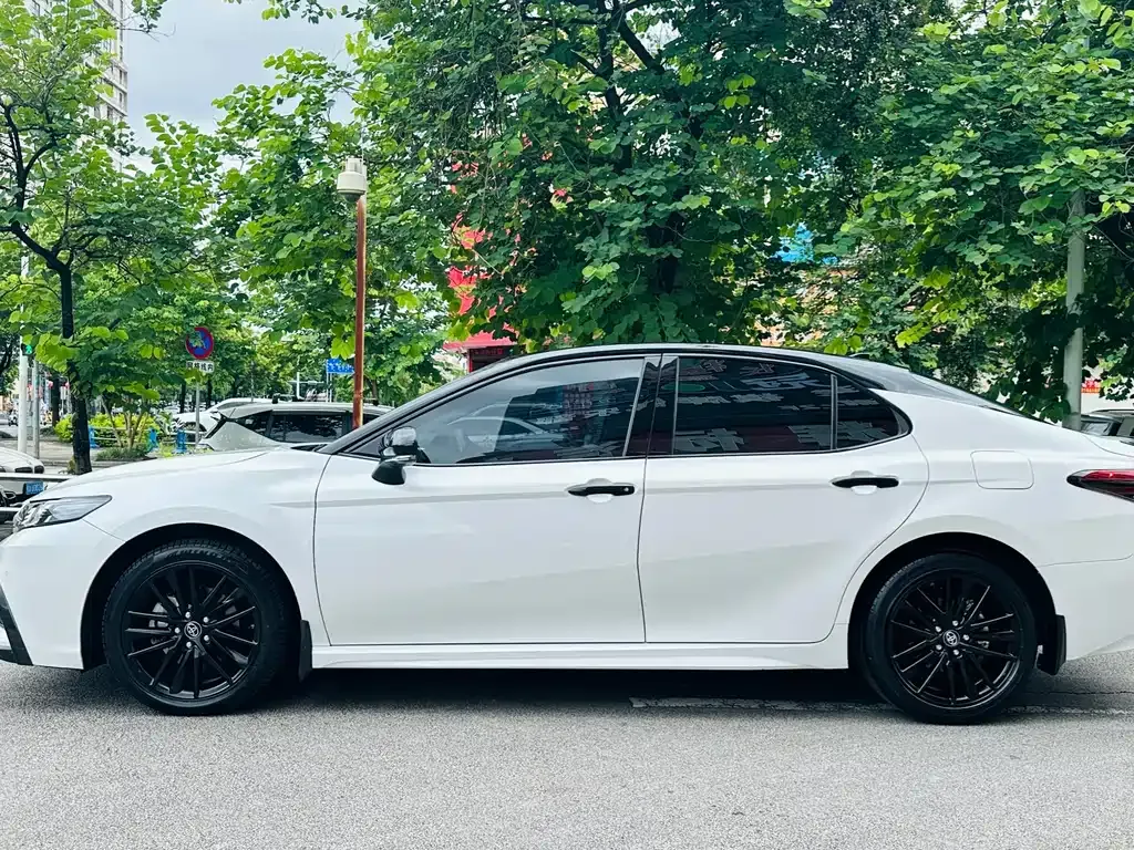 Toyota Camry — фото 10