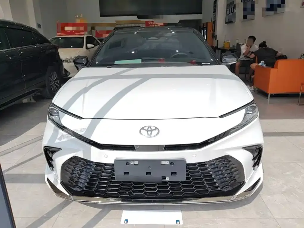 Toyota Camry — фото 5