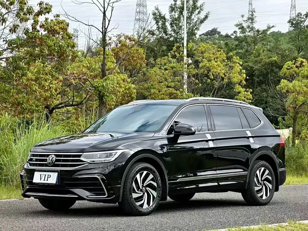 Volkswagen Tiguan L — фото 1