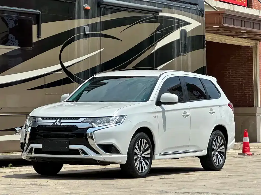 Mitsubishi Outlander — фото 1