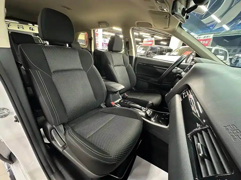 Mitsubishi Outlander — фото 2