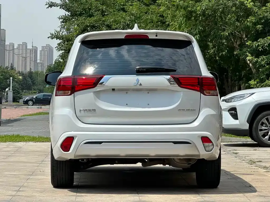 Mitsubishi Outlander — фото 4