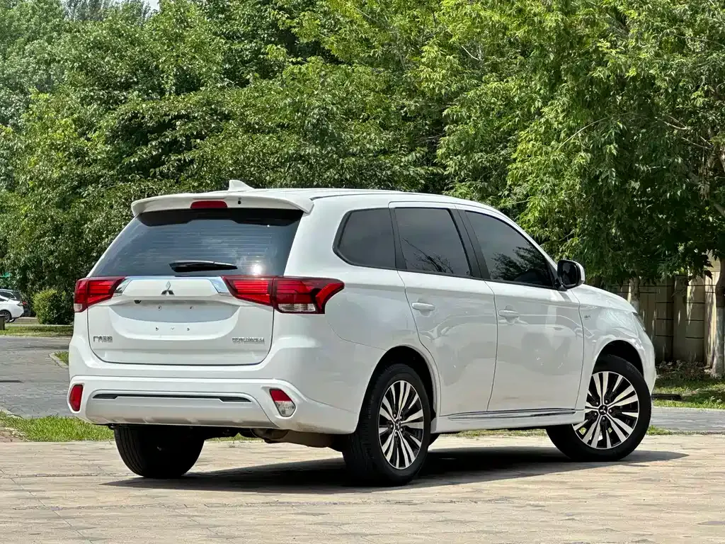 Mitsubishi Outlander — фото 9