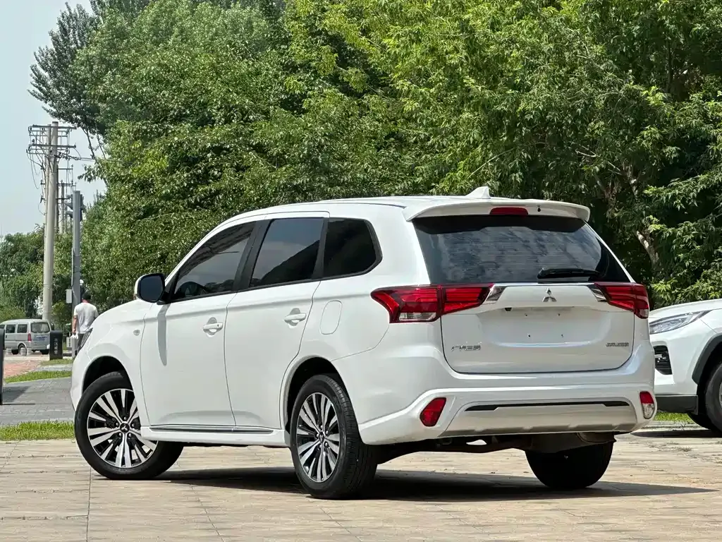 Mitsubishi Outlander — фото 8