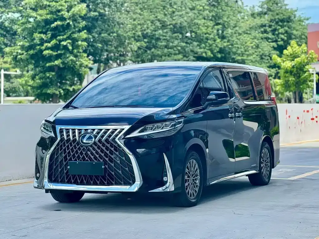 Lexus LM — фото 1