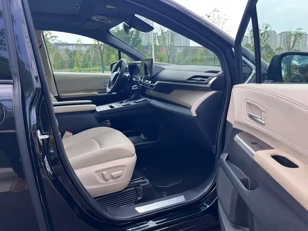 Toyota Granvia — фото 3