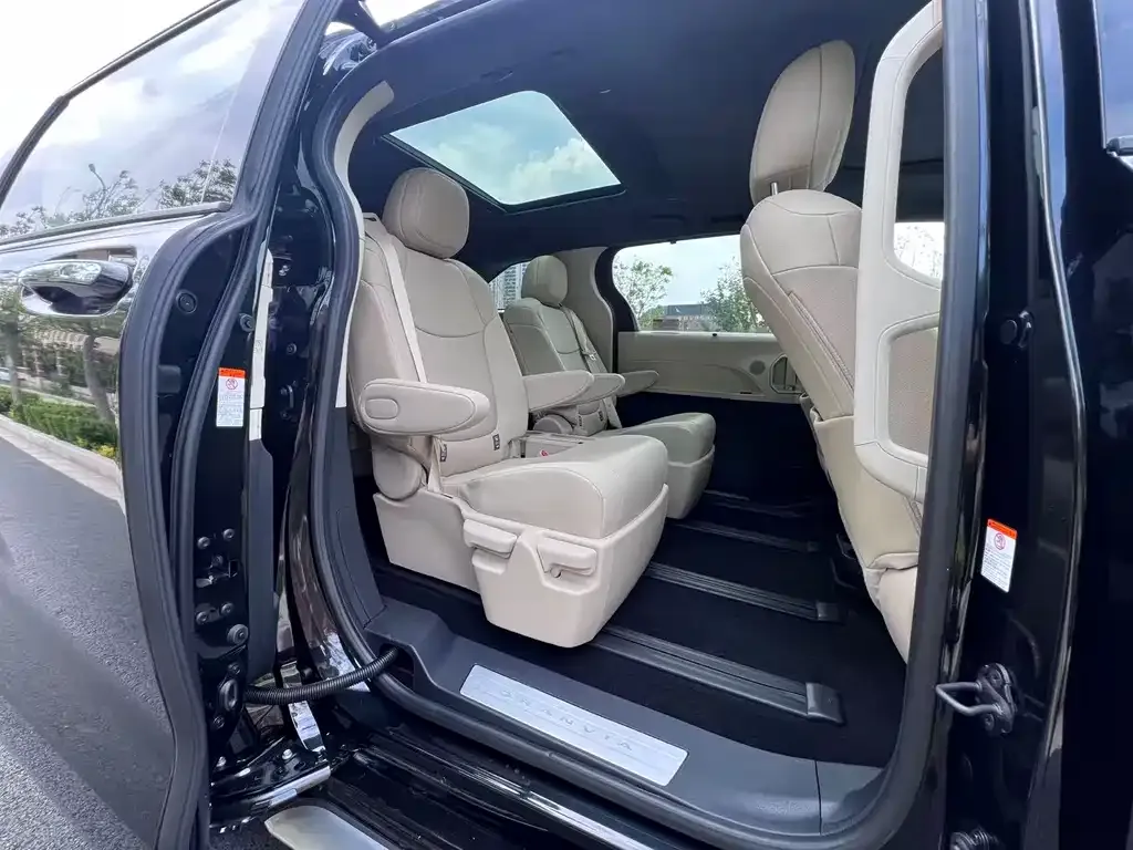 Toyota Granvia — фото 2