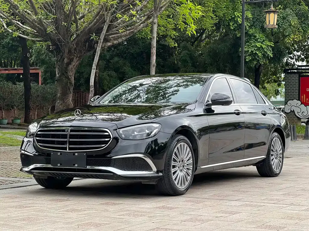 Mercedes-Benz E-Class — фото 1