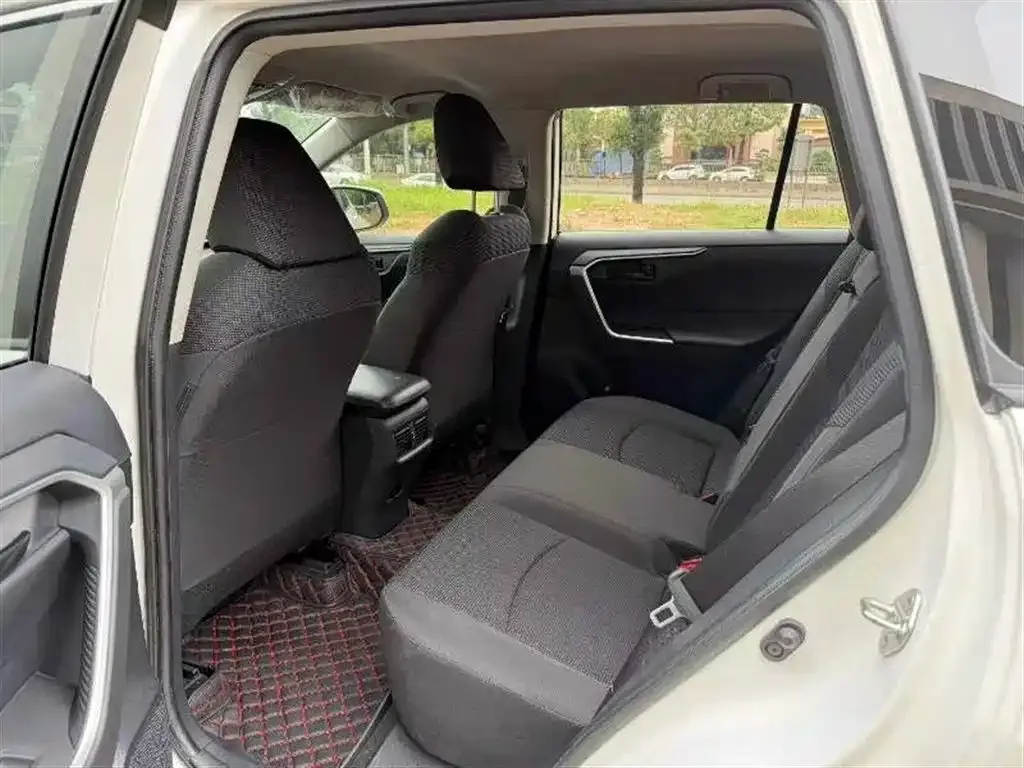 Toyota RAV4 — фото 5