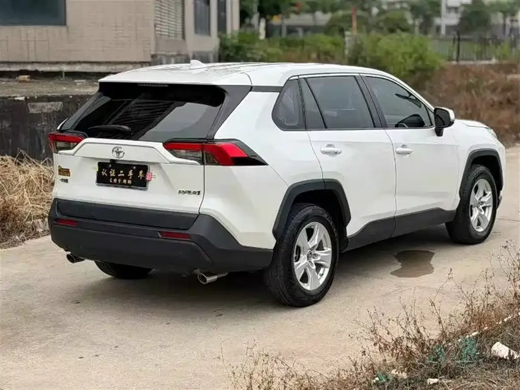 Toyota RAV4 — фото 3